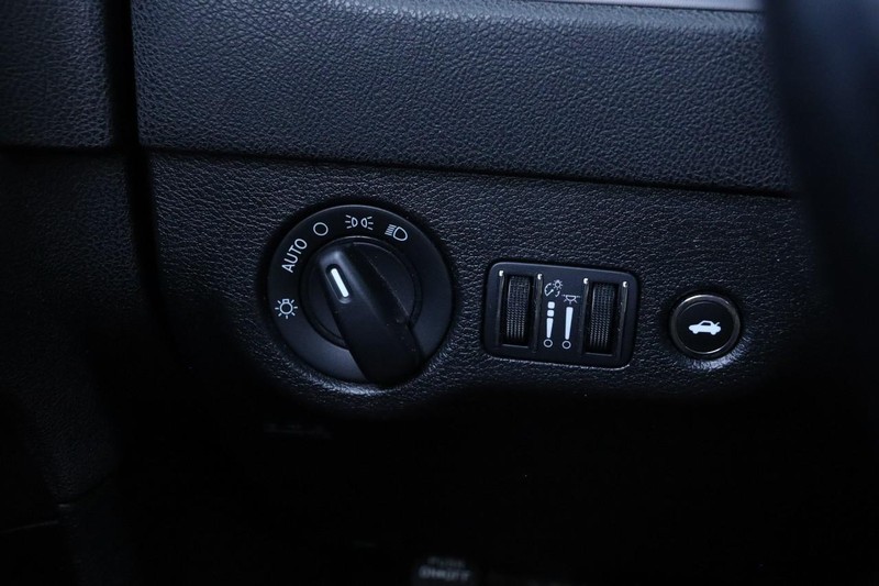 Dodge Charger Vehicle Full-screen Gallery Image 18