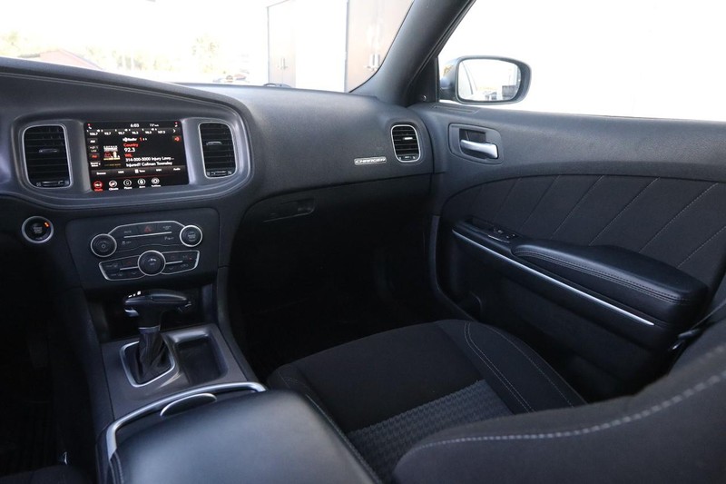 Dodge Charger Vehicle Full-screen Gallery Image 23