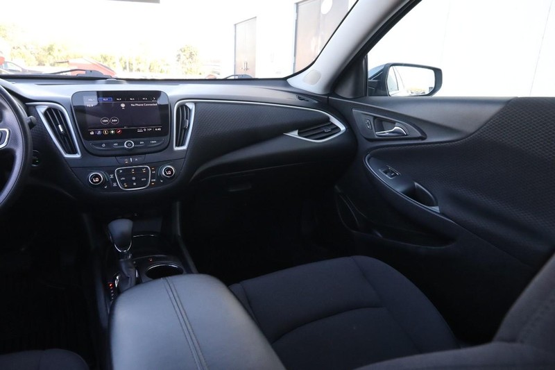 Chevrolet Malibu Vehicle Full-screen Gallery Image 23