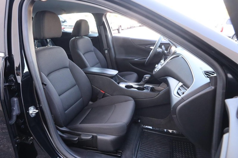 Chevrolet Malibu Vehicle Full-screen Gallery Image 24