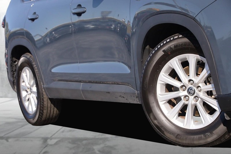 Toyota Grand Highlander Vehicle Full-screen Gallery Image 3