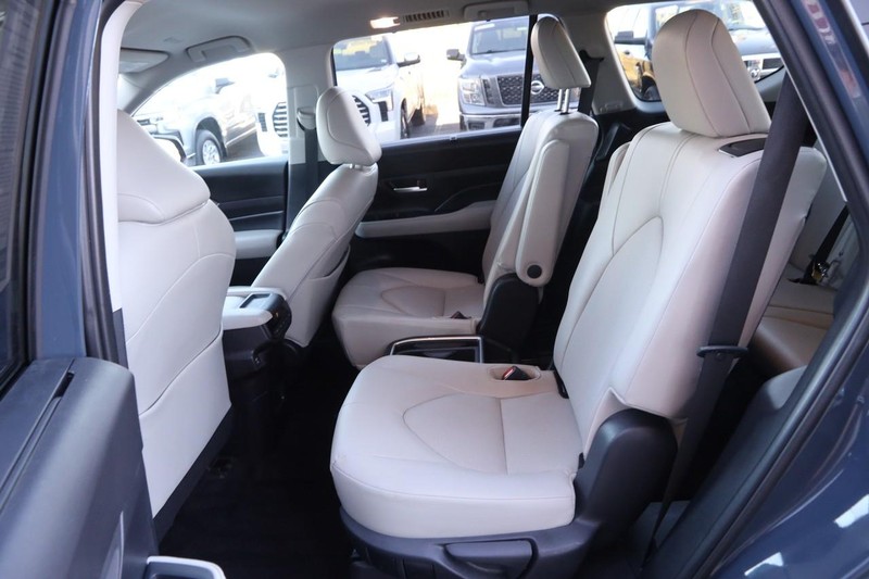 Toyota Grand Highlander Vehicle Full-screen Gallery Image 10