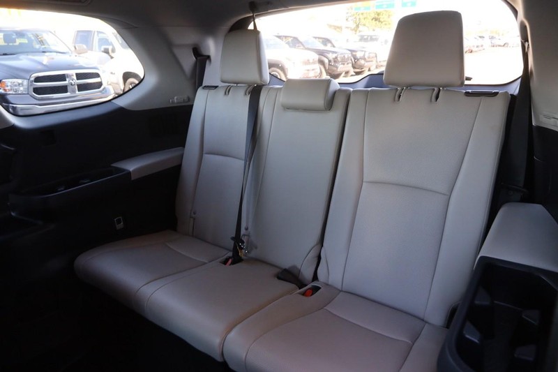 Toyota Grand Highlander Vehicle Full-screen Gallery Image 11