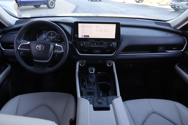 Toyota Grand Highlander Vehicle Full-screen Gallery Image 24