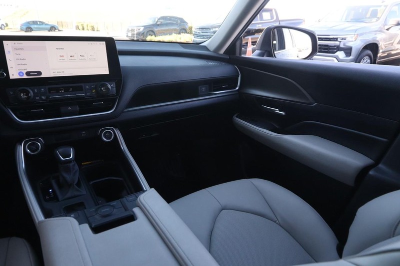 Toyota Grand Highlander Vehicle Full-screen Gallery Image 28