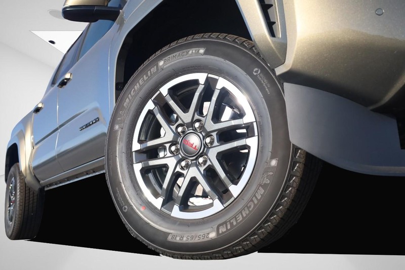 Toyota Tacoma 4WD Vehicle Full-screen Gallery Image 3