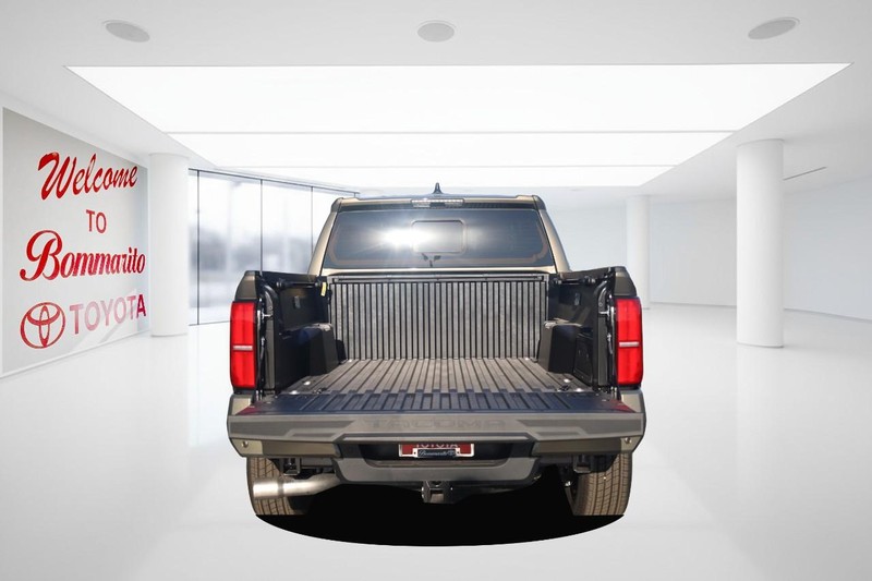 Toyota Tacoma 4WD Vehicle Full-screen Gallery Image 7