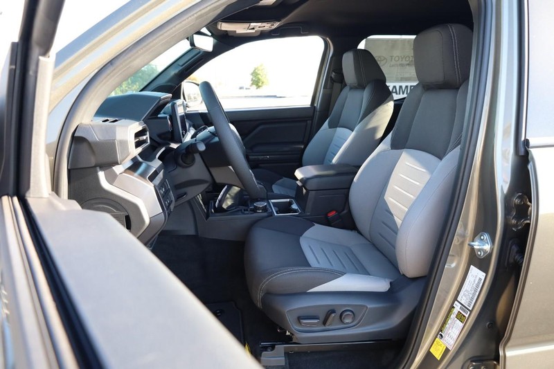 Toyota Tacoma 4WD Vehicle Full-screen Gallery Image 8