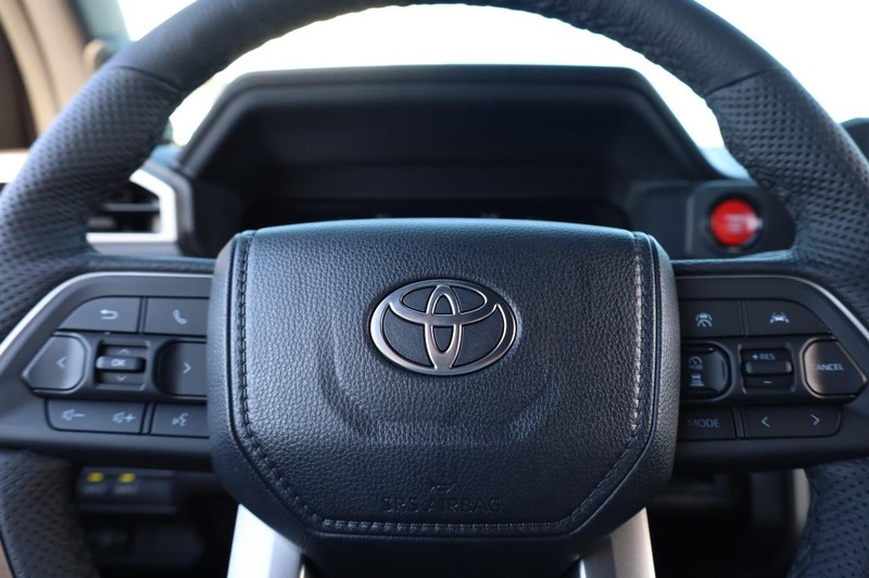 Toyota Tacoma 4WD Vehicle Full-screen Gallery Image 9