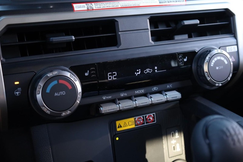 Toyota Tacoma 4WD Vehicle Full-screen Gallery Image 13