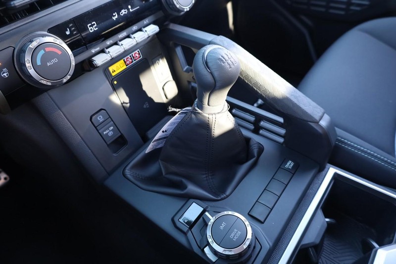 Toyota Tacoma 4WD Vehicle Full-screen Gallery Image 15