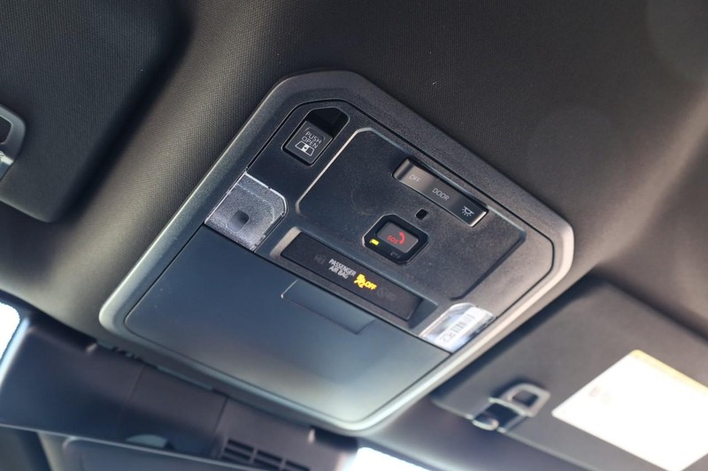 Toyota Tacoma 4WD Vehicle Full-screen Gallery Image 16