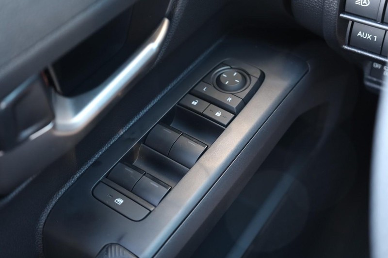 Toyota Tacoma 4WD Vehicle Full-screen Gallery Image 17