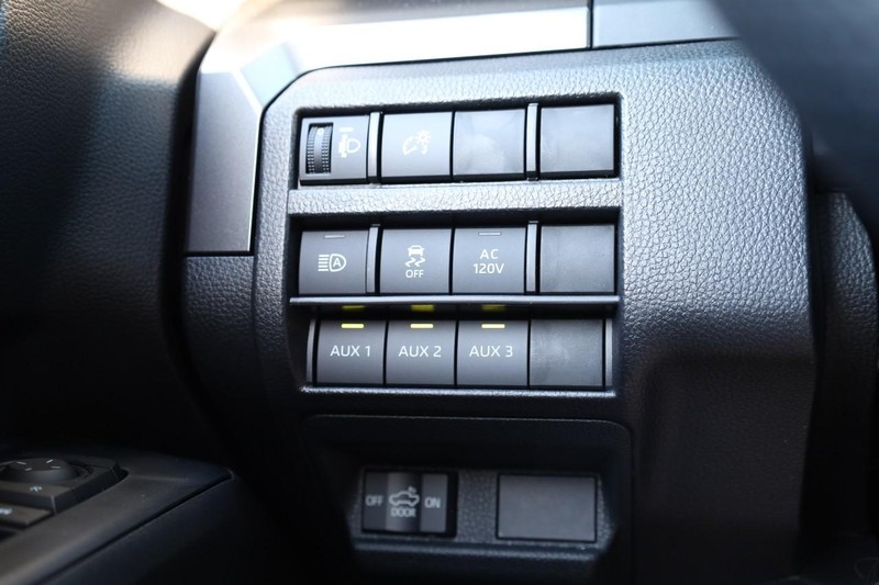 Toyota Tacoma 4WD Vehicle Full-screen Gallery Image 18