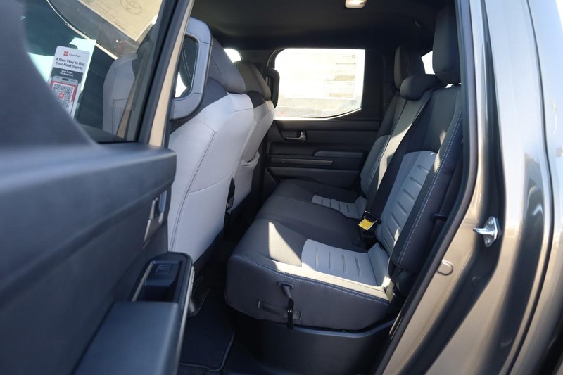 Toyota Tacoma 4WD Vehicle Full-screen Gallery Image 20