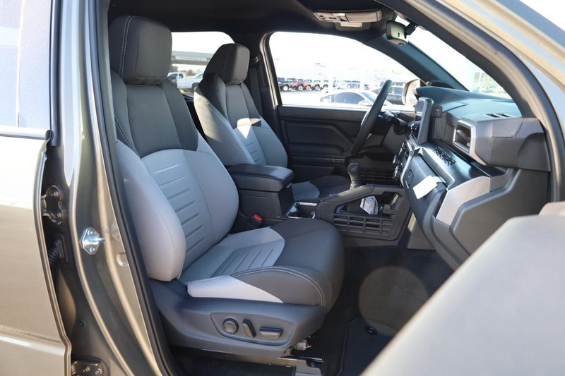 Toyota Tacoma 4WD Vehicle Full-screen Gallery Image 24