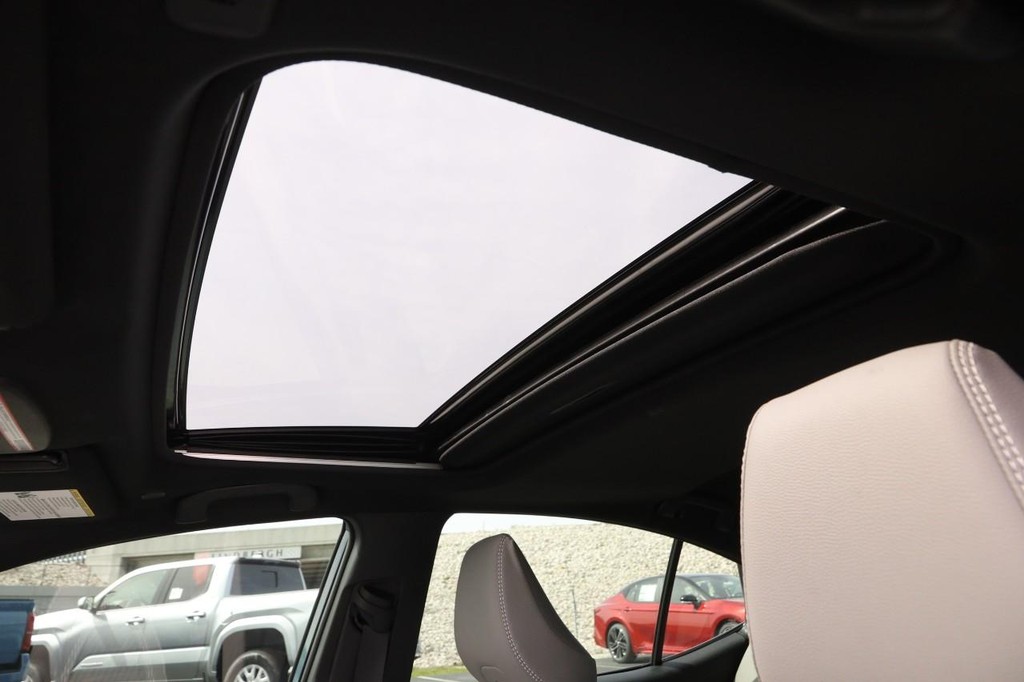 Toyota Camry Vehicle Full-screen Gallery Image 8