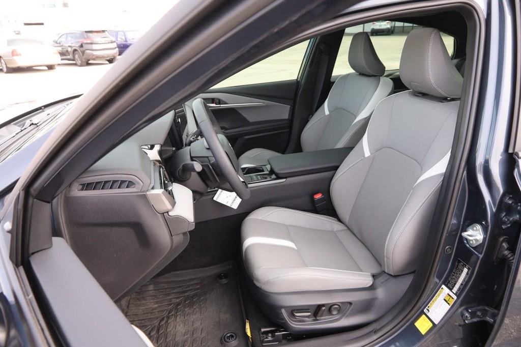 Toyota Camry Vehicle Full-screen Gallery Image 9