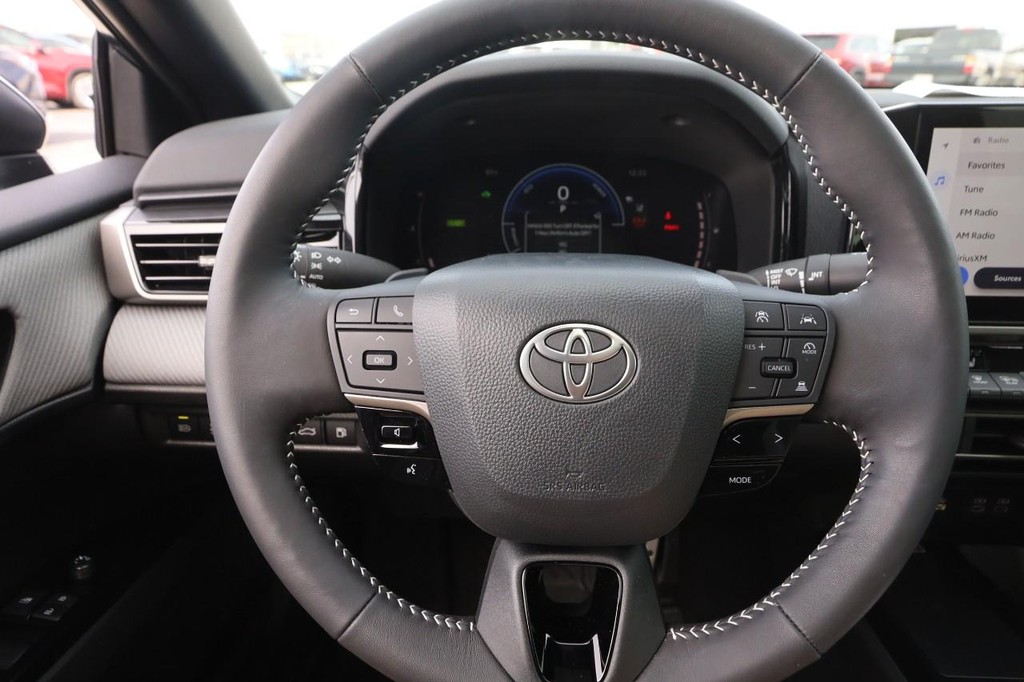 Toyota Camry Vehicle Full-screen Gallery Image 11