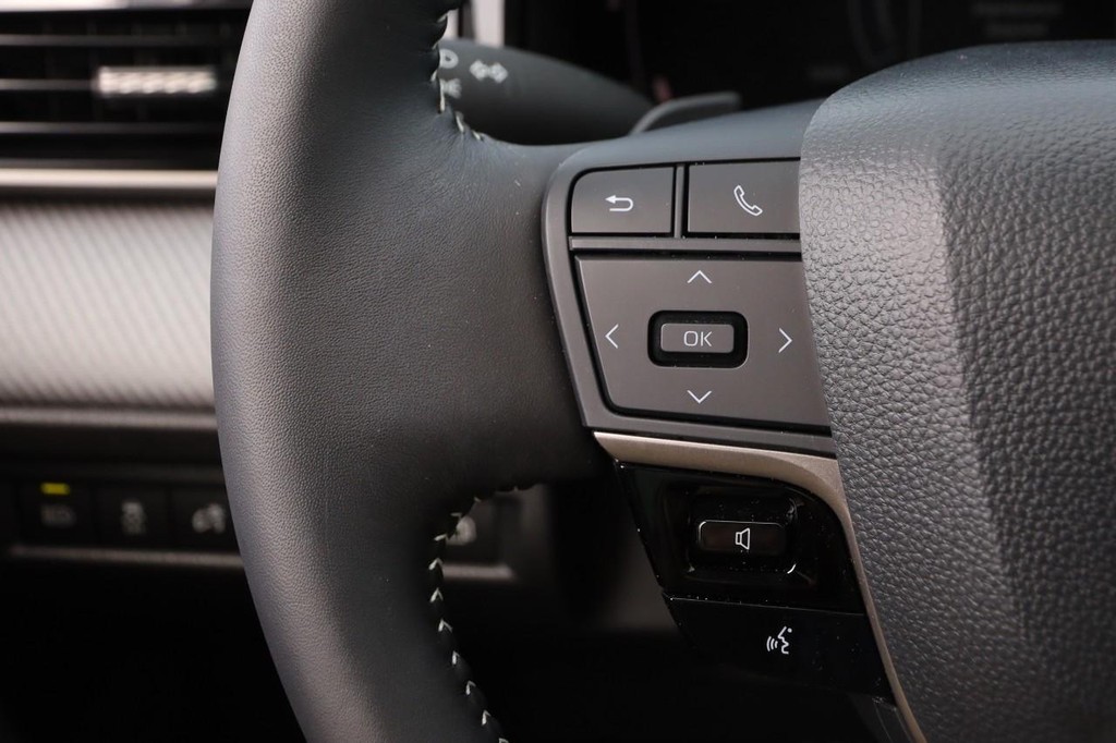 Toyota Camry Vehicle Full-screen Gallery Image 12