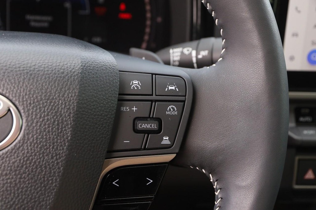 Toyota Camry Vehicle Full-screen Gallery Image 13