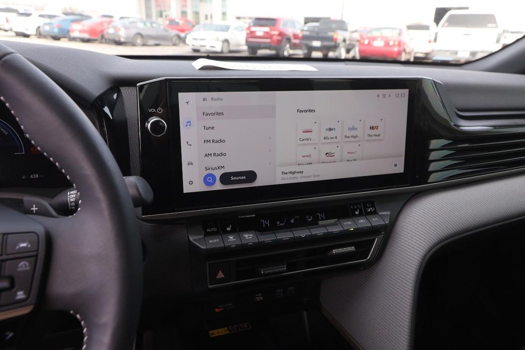 Toyota Camry Vehicle Full-screen Gallery Image 16