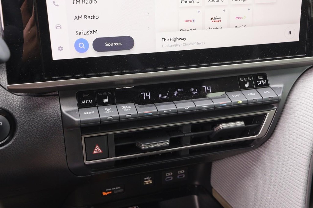 Toyota Camry Vehicle Full-screen Gallery Image 18