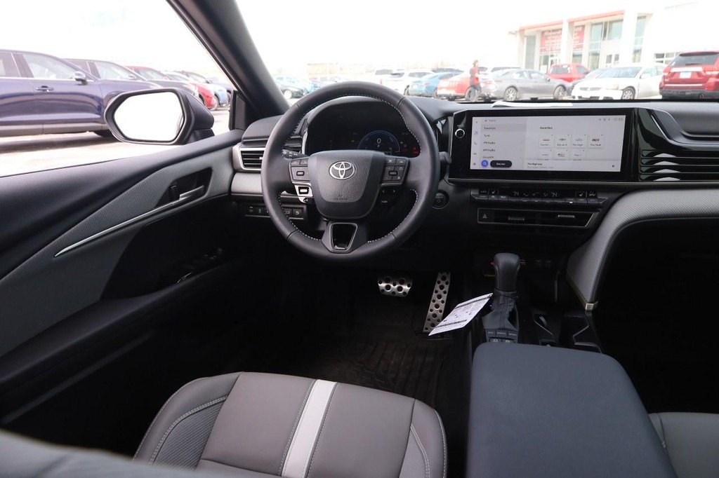 Toyota Camry Vehicle Full-screen Gallery Image 22