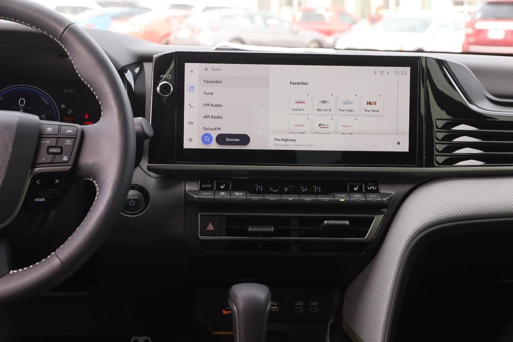 Toyota Camry Vehicle Full-screen Gallery Image 24