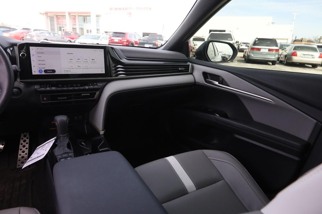 Toyota Camry Vehicle Full-screen Gallery Image 25