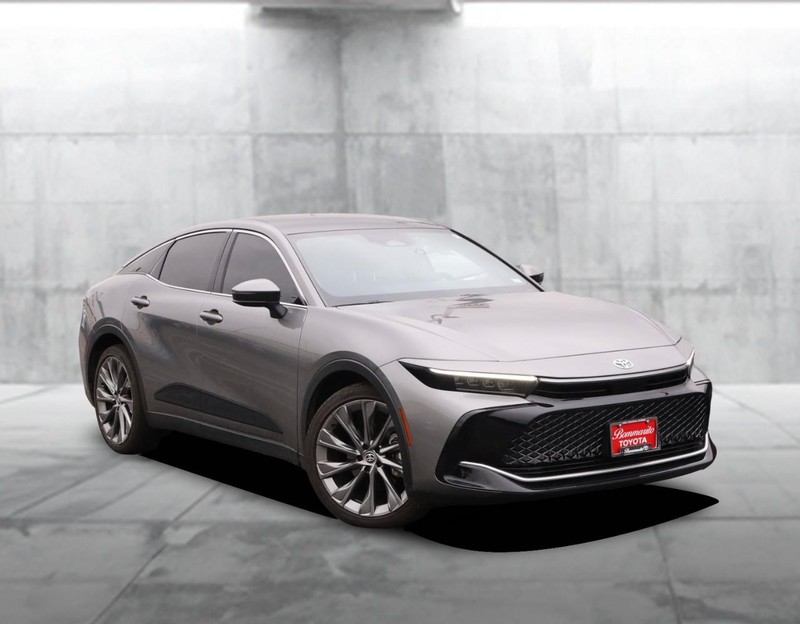 Toyota Crown Vehicle Image 02