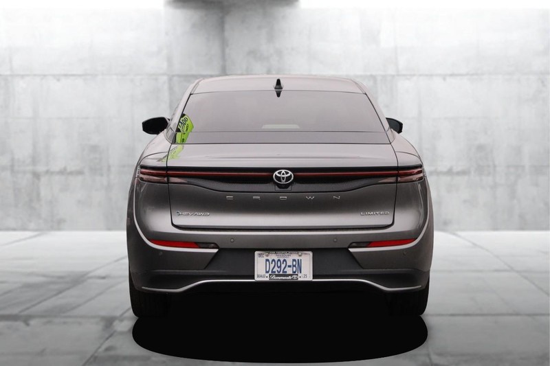 Toyota Crown Vehicle Image 06