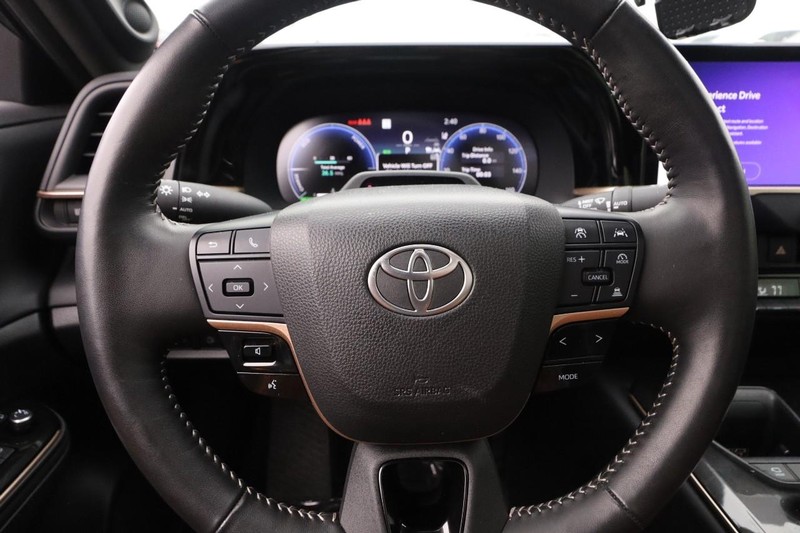 Toyota Crown Vehicle Image 10