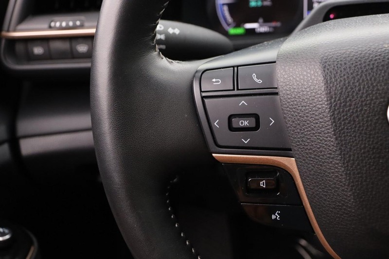 Toyota Crown Vehicle Image 11