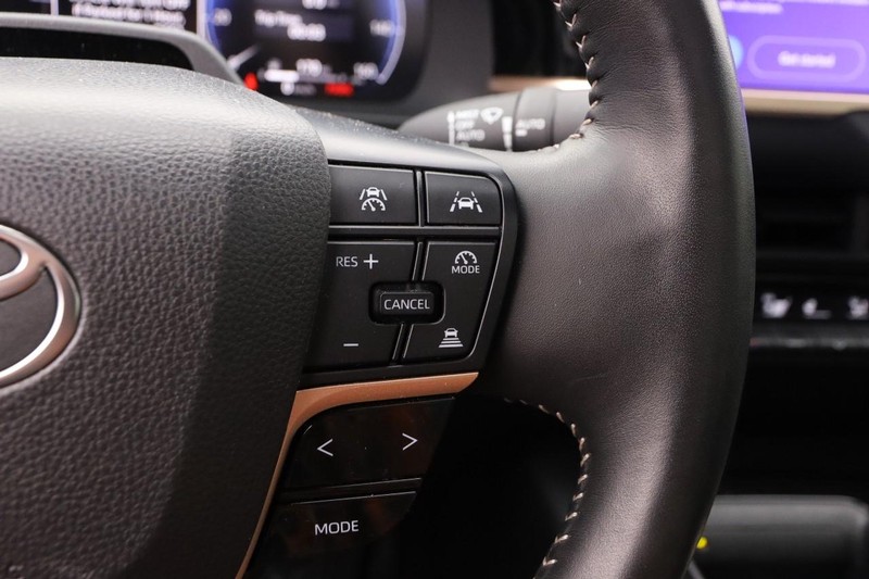 Toyota Crown Vehicle Image 12