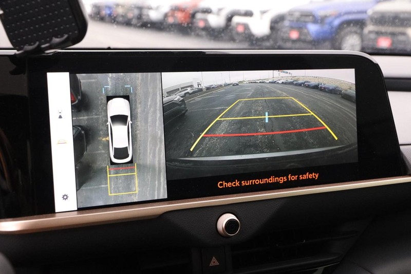 Toyota Crown Vehicle Image 16