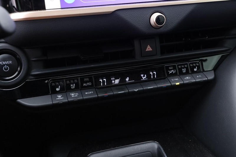 Toyota Crown Vehicle Image 17