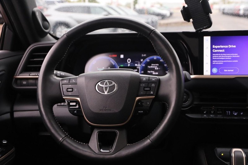 Toyota Crown Vehicle Image 22