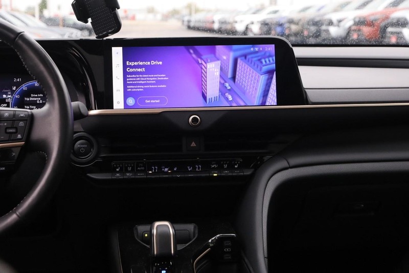 Toyota Crown Vehicle Image 23