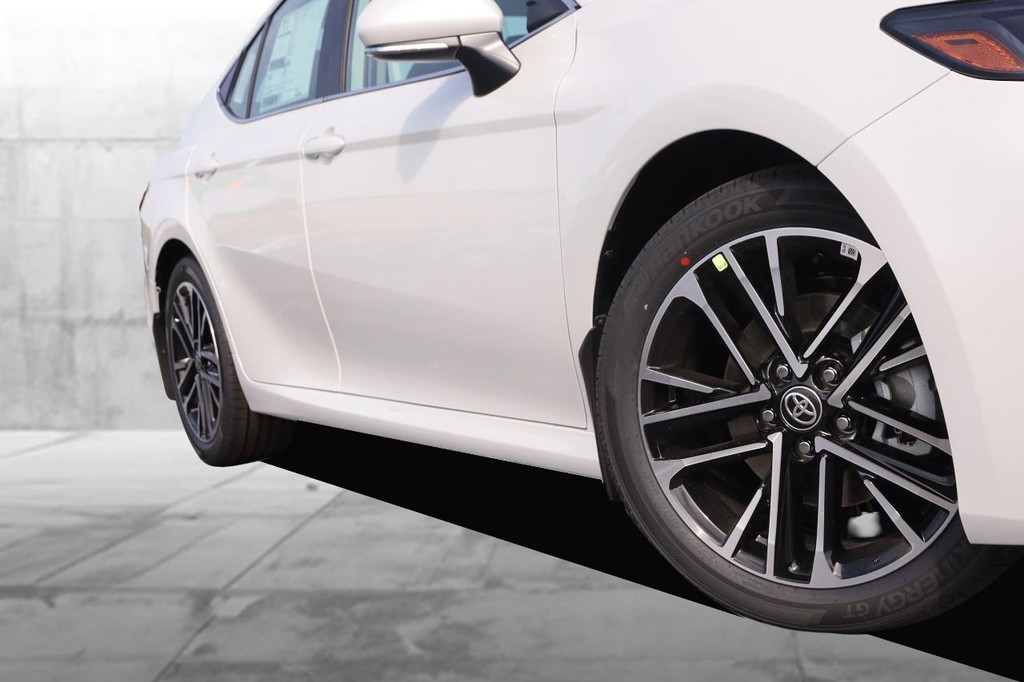 Toyota Camry Vehicle Full-screen Gallery Image 3