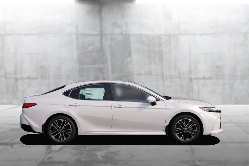 Toyota Camry Vehicle Full-screen Gallery Image 5