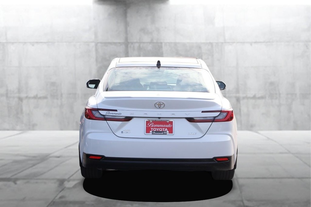 Toyota Camry Vehicle Full-screen Gallery Image 6