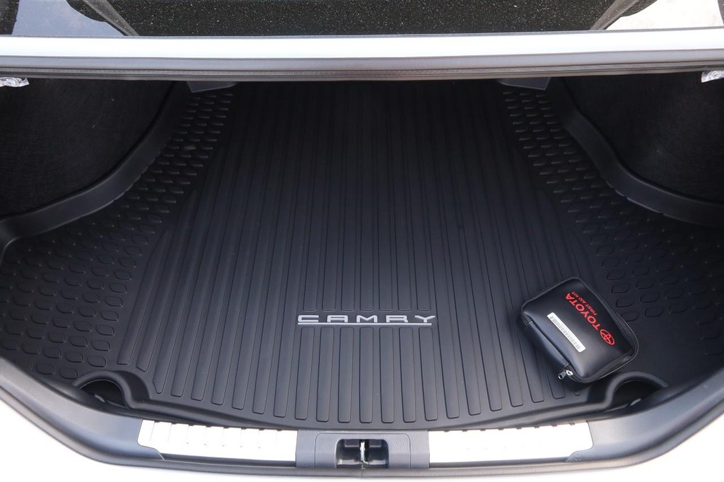 Toyota Camry Vehicle Full-screen Gallery Image 7