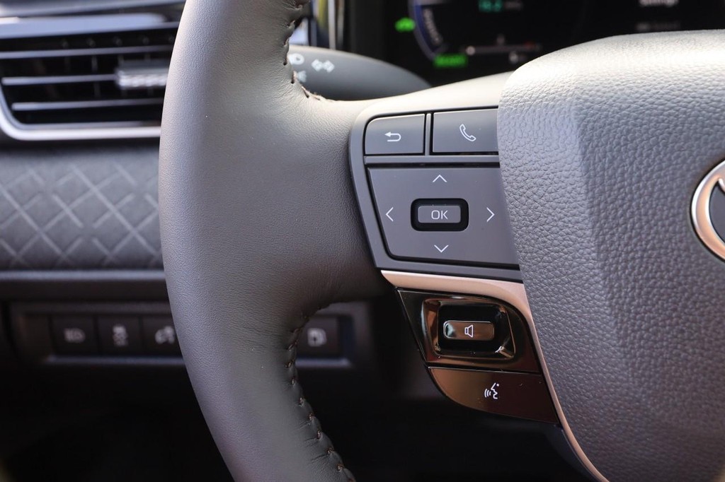 Toyota Camry Vehicle Full-screen Gallery Image 12