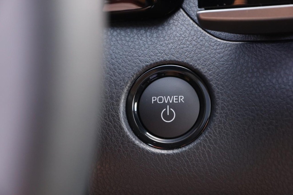 Toyota Camry Vehicle Full-screen Gallery Image 15