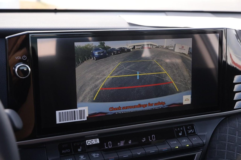 Toyota Camry Vehicle Full-screen Gallery Image 17