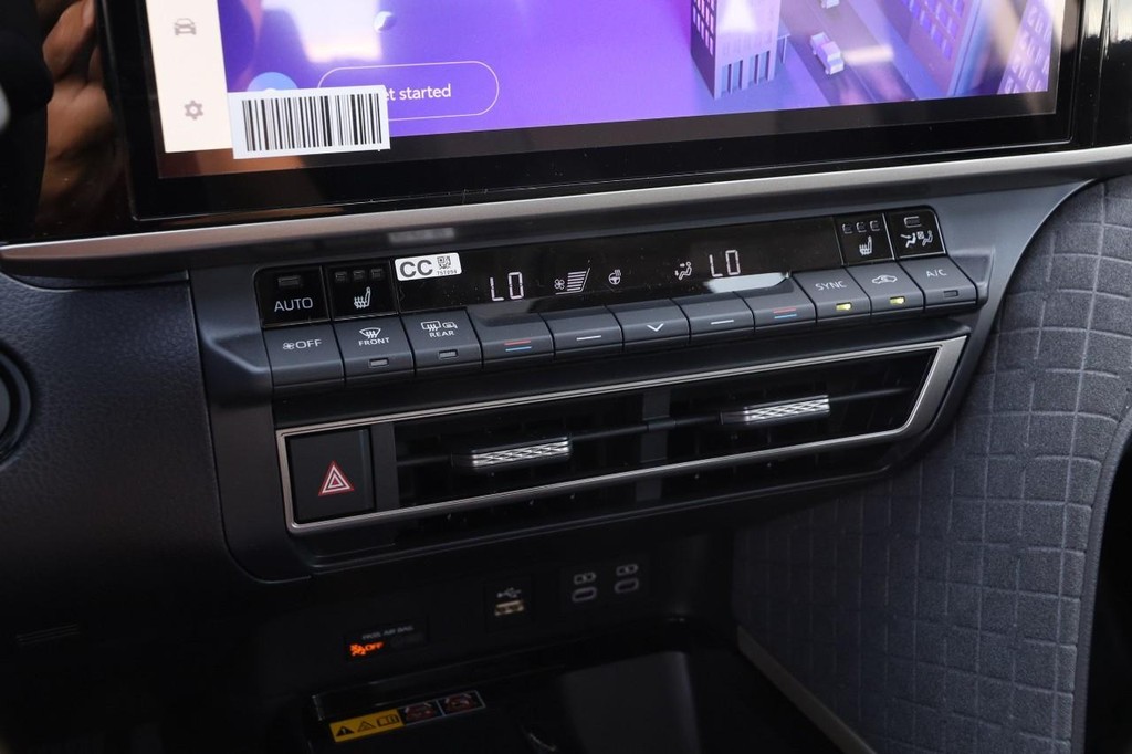 Toyota Camry Vehicle Full-screen Gallery Image 18