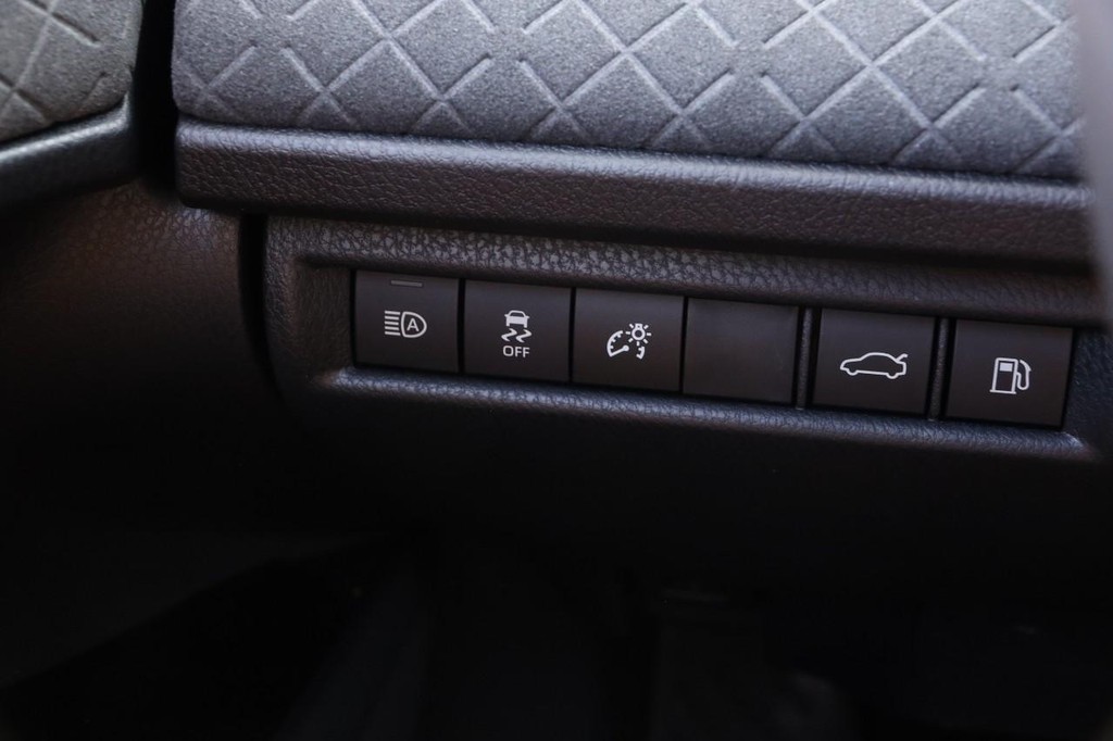 Toyota Camry Vehicle Full-screen Gallery Image 20