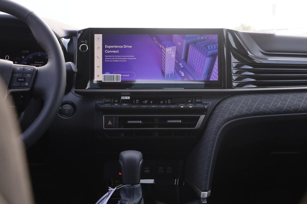 Toyota Camry Vehicle Full-screen Gallery Image 24