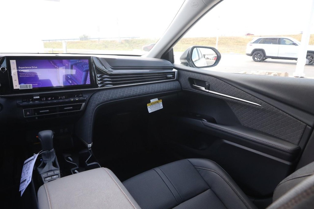 Toyota Camry Vehicle Full-screen Gallery Image 25